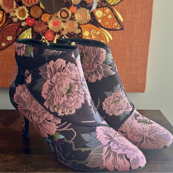 Kelly & Katie| Gorgeous Pink /Black Floral Tapestry Ankle Boots Booties Sz 9 - Picture 2 of 6